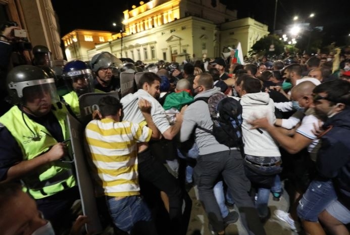 Сблъсък между полиция и демонстранти в центъра на София на снощния протест